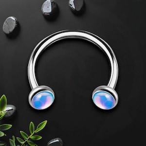Bague fer à cheval en titane avec pierre bleue phosphorescente, boucle d'oreille cartilage, piercing d'oreille, bijoux fer à cheval, boucle d'oreille circulaire avec haltères, cerceau Daith