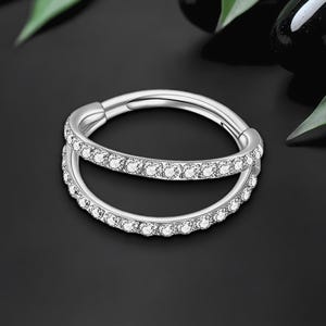 Anillo de titanio con doble aro y circonitas. Piercing para trago, lóbulo, cartílago y hélice. Plata.