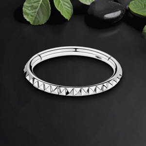 Titan Clicker Ring mit Pyramide Muster, Ohr Hoop, Nasenloch Schmuck, Knorpel Piercing, Nase Clicker, Ohrläppchen Ring
