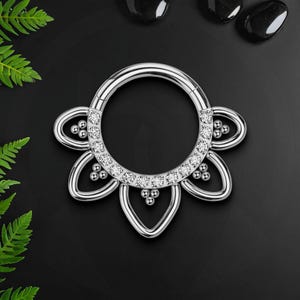 Titan Clicker Ring mit Blütenblättern und Kristallen, Daith Ring, Piercing Clicker, Nasenschmuck, Septum Piercing, Nasenreifen