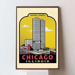 Può includere: Un poster di viaggio in stile vintage con le Marina Towers a Chicago, Illinois. Il poster ha uno sfondo giallo con un bordo rosso e nero e un testo che dice "Marina Towers, Chicago, Illinois".