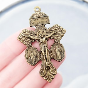 Crucifijo de latón con la triple inscripción del perdón / Medalla Milagrosa y San Benito / Cruz del Perdón Italia