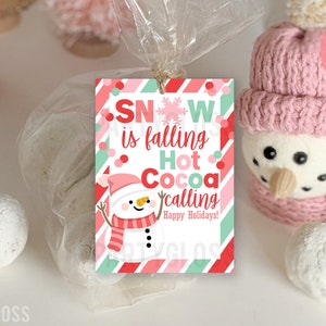 クリスマスの雪が降るホットココア感謝の気持ちを伝える印刷可能なタグ | ピンクの雪だるまギフトタグのお菓子 | ココアボムタグ | ハッピーホリデー