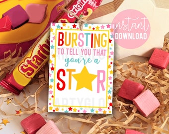 Może przedstawiać: Drukowana etykieta prezentowa z żółtą gwiazdą i tekstem "BURSTING TO TELL YOU THAT YOU'RE A STAR" w kolorowych literach. Etykieta jest otoczona różowymi i czerwonymi gwiazdkami w kształcie gwiazdy i brązowym papierem.