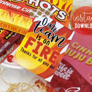 Ons team staat in vuur en vlam Afdrukbare cadeaukaartjes, Red Hot Tamales Candy Treat Tag Office Teamgenoten Volleybal PTA Voetbal Collega&#39;s Stafmedewerkers