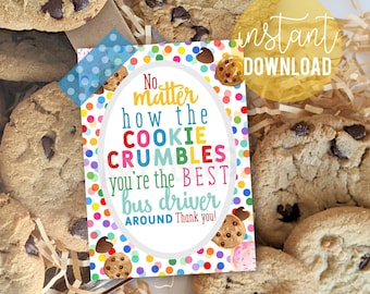 Puede incluir: Una etiqueta de regalo colorida con el texto "No matter how the cookie crumbles you're the best bus driver around Thank you!" La etiqueta está rodeada de galletas con chispas de chocolate en una caja transparente.