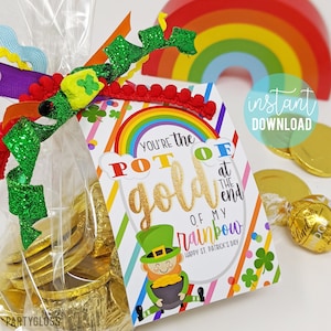 Pode incluir: Uma etiqueta de presente imprimível para o Dia de São Patrício com um arco-íris, um duende e o texto "You're the pot of gold at the end of my rainbow. Happy St. Patrick's Day."