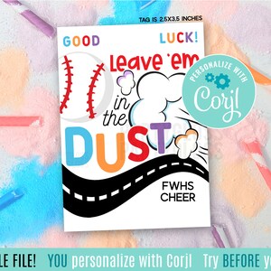 以下が含まれることがあります： 「GOOD LUCK! Leave 'em in the DUST」というカラフルな文字が書かれた、印刷可能な野球テーマの応援タグ。タグのサイズは2.5x3.5インチで、Corjlでカスタマイズできます。