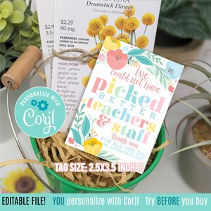 Puede incluir: Una etiqueta de regalo imprimible para el Día del Maestro con un diseño floral. La etiqueta dice "We could not have picked better teachers & staff. Thank you for all you do, we appreciate you." La etiqueta mide 2,5 por 3,5 pulgadas.