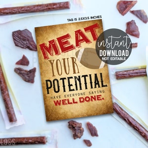Puede incluir: Una etiqueta imprimible de 2,5 x 3,5 pulgadas con un fondo vintage y texto rojo que dice "Meat Your Potential" con un gráfico de fútbol y el texto "Have everyone saying well done." La etiqueta también incluye el texto "descarga instantánea, no editable".