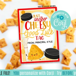 Könnte beinhalten: Ein druckbarer Geschenkanhänger mit einem Käse-Thema. Der Anhänger zeigt einen Cartoon-Käsekeil mit einem lächelnden Gesicht und dem Text "Just another cheesy good luck tag". Der Anhänger ist 2,5 x 3,5 Zoll groß und mit Corjl anpassbar.