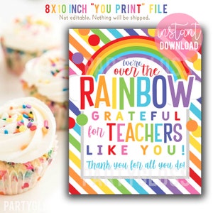 Peut inclure: Affiche de remerciement pour les enseignants imprimable de 20,3 x 25,4 cm avec un arc-en-ciel, des nuages et le texte "We're over the rainbow grateful for teachers like you! Thank you for all you do!"