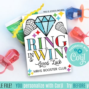 Puede incluir: Una etiqueta imprimible de 2,5 x 3,5 pulgadas con un diamante, un palo de lacrosse y el texto "Ring in a Win! Good Luck MRHS Booster Club" y un círculo azul con el texto "Personalizar con Corjl".