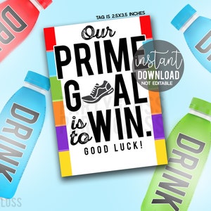 以下が含まれることがあります： 白地に黒文字で「Our Prime Goal is to Win!」、靴のグラフィック、そして「Good Luck!」の文字が書かれたカラフルな印刷可能なパーティータグ。タグのサイズは2.5インチ×3.5インチです。