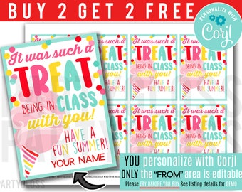 Puede incluir: Una hoja de etiquetas de regalo de verano coloridas con el texto "It was such a TREAT being in class with you! Have a fun summer!" en rosa, amarillo y turquesa. Las etiquetas presentan un gráfico de algodón de azúcar y están personalizadas con Corjl.
