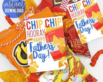 Może przedstawiać: Drukowana etykieta na prezent z okazji Dnia Ojca z tekstem "Chip Chip Hooray Happy Father's Day!" w kolorze czerwonym, niebieskim i żółtym. Etykieta jest przywiązana do torebki z chipsami czerwoną i białą wstążką.