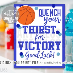 Puede incluir: Un cartel imprimible de 20,3 x 25,4 cm con un gráfico de baloncesto y el texto "Quench your thirst for victory. Good luck!" en texto azul con contornos blancos. El cartel tiene un borde azul y lunares azules y blancos.