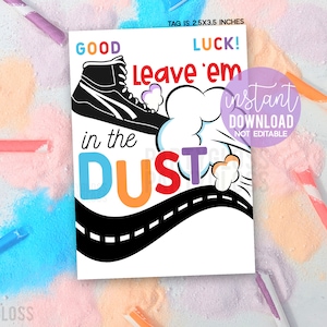 Puede incluir: Una etiqueta blanca imprimible con texto negro que dice "GOOD LUCK! Leave 'em in the DUST" con una zapatilla negra que levanta polvo. La etiqueta mide 2,5 x 3,5 pulgadas.