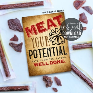 Puede incluir: Una etiqueta imprimible de 2,5 x 3,5 pulgadas con un fondo vintage y texto rojo que dice "Meat Your Potential" con un pompón de animadora rojo y blanco y el texto "Have everyone saying well done."