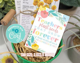 Puede incluir: Un cubo verde lleno de papel triturado y una pequeña tarjeta que dice "Los maestros plantan semillas que crecen para siempre. Gracias por todo lo que haces. Te apreciamos!" La tarjeta tiene un diseño floral con flores rosas, amarillas y azules. El tamaño de la etiqueta es de 2,5x3,5 pulgadas.