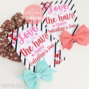 Elastico per capelli Scrunchie San Valentino stampabile, Clip San Valentino L'amore è nel fiocco per capelli Tag Amico Team Compagno di squadra Compagno di classe Vicino di classe