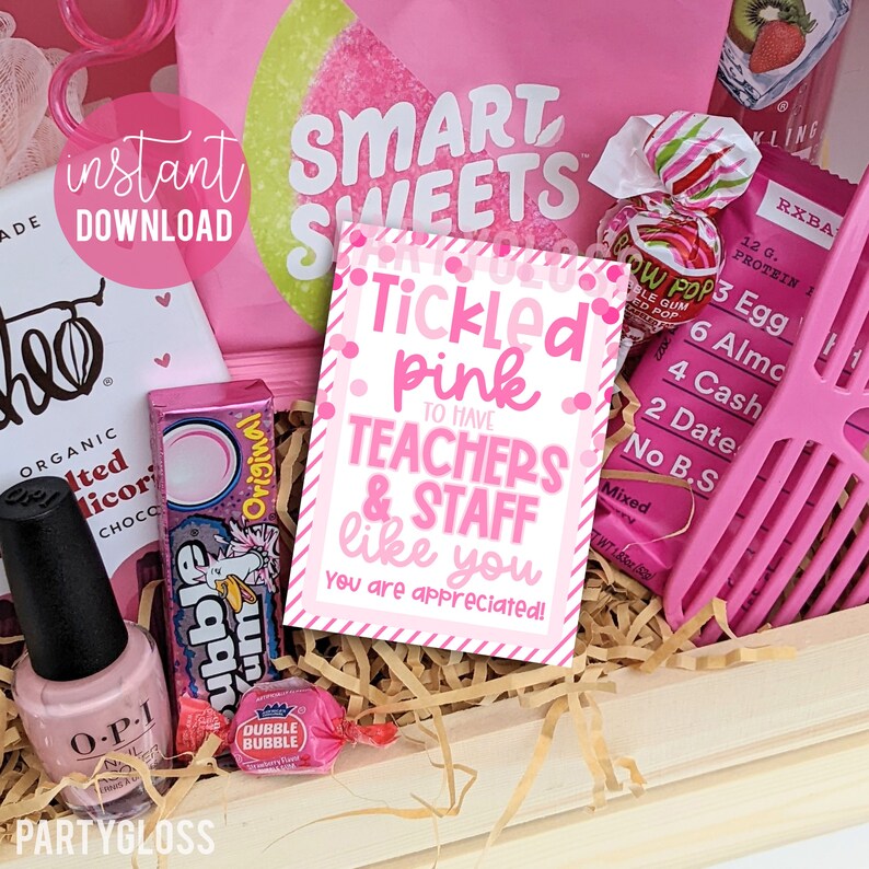 Op de afbeelding: Een roze en witte cadeaumand gevuld met roze lekkernijen en een kaart met de tekst "Tickled pink to have teachers & staff like you. You are appreciated!"