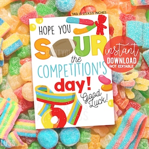 Puede incluir: Una etiqueta imprimible de 2,5 x 3,5 pulgadas con un diseño colorido con temática de caramelos agrios. La etiqueta dice "¡Espero que agries la jornada de la competencia! ¡Mucha suerte!"