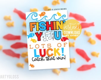 Op de afbeelding: Een printbare tag met een vis-thema. De tag is wit met blauwe golven en kleurrijke vissen. De tekst op de tag luidt "Fishin' Y'all Lots of Luck! Catch that win!" De tag is 2,5 x 3,5 inch.