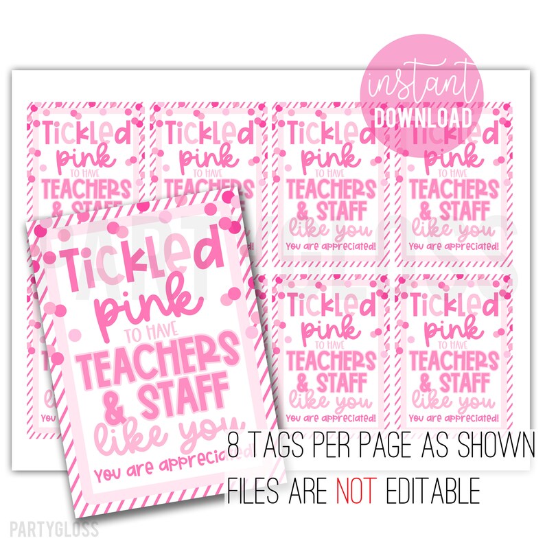 Op de afbeelding: Acht roze en witte bedrukbare cadeau-etiketten met de tekst "Tickled pink to have teachers & staff like you. You are appreciated!" De etiketten zijn versierd met roze stippen en roze en witte strepen. 8 ETIKETTEN PER PAGINA ZOALS GEZIEN. BESTANDEN ZIJN NIET BEWERKBAAR.