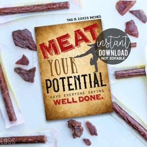 Op de afbeelding: Afdrukbare tag van 2,5 x 3,5 inch met een vintage achtergrond en rode tekst die "Meat Your Potential" zegt met een stokfiguur die een handstand maakt. De tekst "Have everyone saying well done." staat onder de stokfiguur. De tekst "direct downloaden niet bewerkbaar" staat in een wit vak met een zwarte rand.