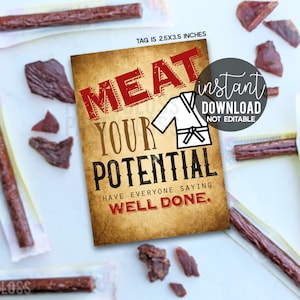 Puede incluir: Etiqueta imprimible de 2,5 x 3,5 pulgadas con fondo marrón y texto rojo que dice "Meat Your Potential" con un gráfico de uniforme de karate blanco y el texto "Have everyone saying well done." La etiqueta es para descarga instantánea y no es editable.