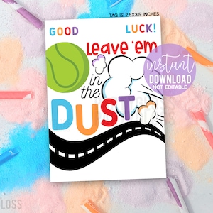 Könnte beinhalten: Ein druckbares Etikett mit einer Tennisballgrafik und dem Text "GOOD LUCK! Leave 'em in the DUST!" Das Etikett ist 2,5 Zoll mal 3,5 Zoll groß und ein sofortiger Download, nicht bearbeitbar.