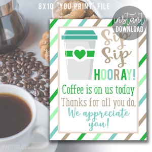 Sip Sip Hoera Koffie Afdrukbaar 8x10 Teken Leraar Waardering Werknemer Latte Car Teamwerk PTA PTO Vrijwilligers Faculteitpersoneel Koffie is van ons