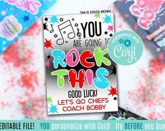 Op de afbeelding: Bewerkbare, afdrukbare tag met een kleurrijke afbeelding die "You are going to rock this!" zegt met een noot en sterren. De tag zegt ook "Good Luck! Let's go Chiefs Coach Bobby" en heeft een gepersonaliseerd gebied dat "Personaliseren met Corjl" zegt.