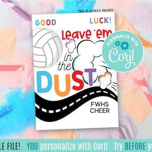 Puede incluir: Una etiqueta blanca imprimible con un balón de voleibol, una carretera y el texto "GOOD LUCK! Leave 'em in the DUST" y "FWHS CHEER". La etiqueta mide 2,5 pulgadas por 3,5 pulgadas y es personalizable con Corjl.