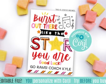 Op de afbeelding: Een printbare tag van 2,5 x 3,5 inch met een kleurrijk ontwerp en de tekst "Burst out there like the star you are. Good luck! Go Rams! Coach Kyle". De tag is gepersonaliseerd met Corjl.