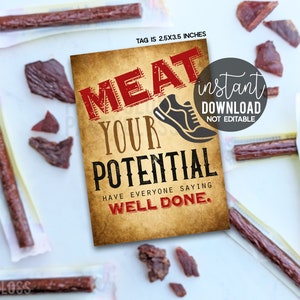 Może przedstawiać: Drukowana etykieta prezentowa z vintage'owym tłem, na której widnieje napis "MEAT YOUR POTENTIAL" w czerwono-czarnych literach. Etykieta zawiera również grafikę buta do biegania i napis "HAVE EVERYONE SAYING WELL DONE." Etykieta ma rozmiar 2,5 x 3,5 cala.