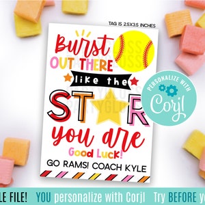 Puede incluir: Una etiqueta de equipo de softball imprimible con una pelota de softball amarilla, una estrella y el texto "Burst Out There Like the Star You Are. Good Luck! Go Rams! Coach Kyle". La etiqueta mide 2,5 por 3,5 pulgadas y es personalizable con Corjl.