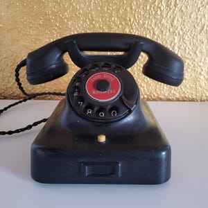 Vintage tysk bakelit roterande telefon Feuer Unfall Notruf 288 svart nödtelefon 1950-talet