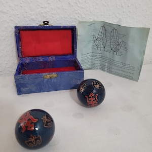 Könnte beinhalten: Ein Set aus drei Keramikbehältern mit Deckeln. Die Behälter sind weiß mit einem blauen Blumenmuster. Der größte Behälter ist 20 cm hoch, der mittlere 15 cm und der kleinste 10 cm.