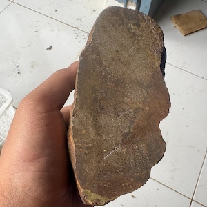 Météoroïte chondrite de 2,35 kg non classée, probablement L6, croûte de fusion altérée, roche spatiale, tektite, tranche de météorite, météorite authentique.