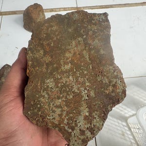 Météoite de chondrite de 1,9 kg non classée, probablement L6, croûte de fusion altérée, roche spatiale, tektite, tranche de météorite, météorite authentique.