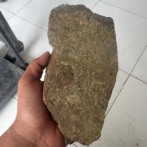 Météoroïte chondrite de 1,3 kg non classée, probablement L6, croûte de fusion altérée, roche spatiale, tektite, tranche de météorite, météorite authentique.