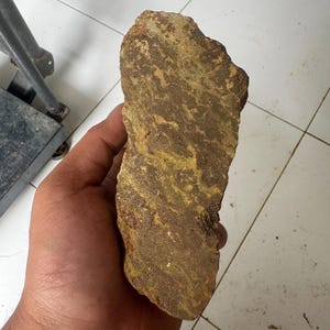 Météorite de chondrite de 1,5 kg non classée, probablement L6, croûte de fusion altérée, roche spatiale, tektite, tranche de météorite, météorite authentique.