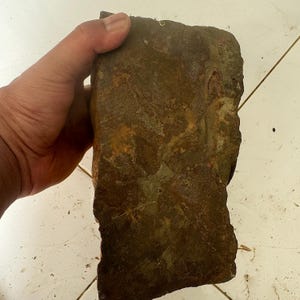 Météorite de chondrite de 6,15 kg non classée, probablement L6, croûte de fusion altérée, roche spatiale, tektite, tranche de météorite, météorite authentique.