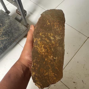 Météorite chondrite non classée de 3,2 kg, probablement L6, croûte de fusion altérée, roche spatiale, tektite, tranche de météorite, météorite authentique.
