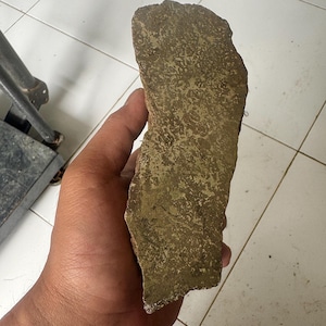 Météoite de chondrite de 1,9 kg non classée, probablement L6, croûte de fusion altérée, roche spatiale, tektite, tranche de météorite, météorite authentique.