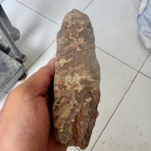 1,15 kg de chondrite, météorite non classée, probablement L6, croûte de fusion altérée, roche spatiale, tektite, tranche de météorite, météorite authentique.