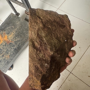 4,85 kg de chondrite, non classée, probablement L6, croûte de fusion altérée, roche spatiale, tektite, tranche de météorite, météorite authentique.