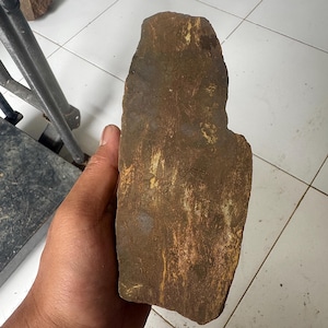 Météorite de chondrite de 2,2 kg non classée, probablement L6, croûte de fusion altérée, roche spatiale, tektite, tranche de météorite, météorite authentique.